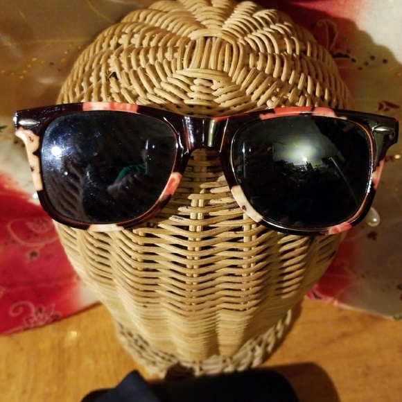 Floral Printed Sunglasses - Picture 2 of 6